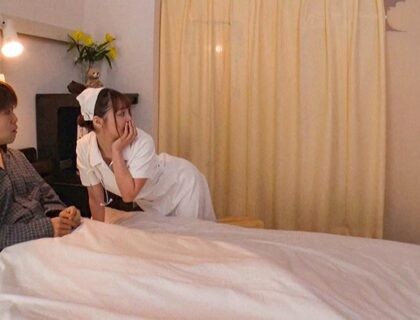 Anh bệnh nhân may mắn được chăm sóc bởi y tá xinh xắn Anh bệnh nhân may mắn được chăm sóc bởi y tá xinh xắn