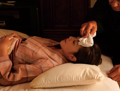 Bố chồng thay con trai chăm sóc con dâu khi đang ốm Bố chồng thay con trai chăm sóc con dâu khi đang ốm