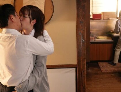 Bố dượng lén lút gạ tình con gái riêng sau lưng vợ Bố dượng lén lút gạ tình con gái riêng sau lưng vợ