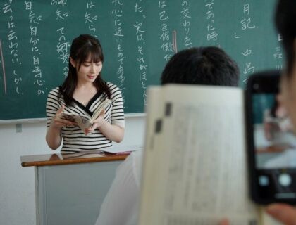 Cậu học trò nhút nhát say tình cô giáo khi đang dạy học Cậu học trò nhút nhát say tình cô giáo khi đang dạy học