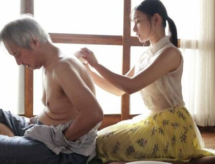 Con dâu hiếu thảo “chăm sóc” bố chồng tận tình Con dâu hiếu thảo “chăm sóc” bố chồng tận tình