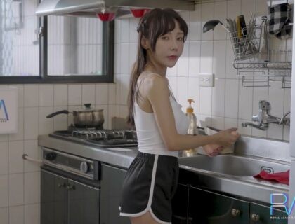 Đứa con gái mới lớn tìm hiểu tình dục và người bố già dâm đãng Đứa con gái mới lớn tìm hiểu tình dục và người bố già dâm đãng