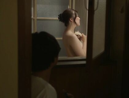 Đứa con riêng của chồng trộm nhìn mẹ kế tắm lúc nữa đêm Đứa con riêng của chồng trộm nhìn mẹ kế tắm lúc nữa đêm