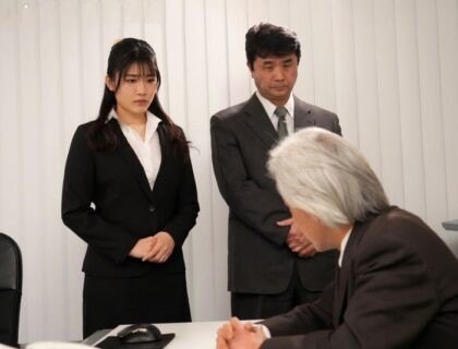 Lần đầu đi ký hợp đồng của đối tác già và cô thư ký Lần đầu đi ký hợp đồng của đối tác già và cô thư ký