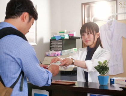 Nàng dược sĩ xinh đẹp say tình cậu sinh viên điển trai may mắn Nàng dược sĩ xinh đẹp say tình cậu sinh viên điển trai may mắn